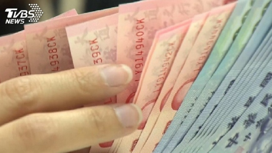 年終拿到手軟！台中印刷廠「獎金發26個月」直接抱走百萬　尾牙開300桌「大禮更驚人」