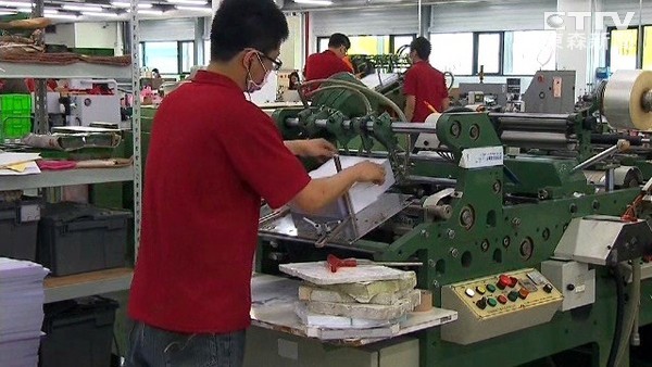 年終拿到手軟！台中印刷廠「獎金發26個月」直接抱走百萬　尾牙開300桌「大禮更驚人」