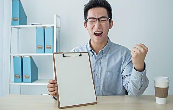 兒子外出打工寄來一封信，孫女誤讀一個字，六旬老漢因此命運逆轉