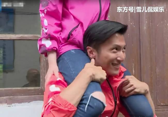 楊冪當眾騎在謝霆鋒肩上，可誰注意到謝霆鋒的手？瞬間暴露本性！