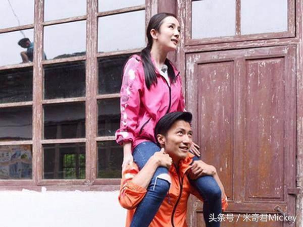 楊冪當眾騎在謝霆鋒肩上，可誰注意到謝霆鋒的手？瞬間暴露本性！