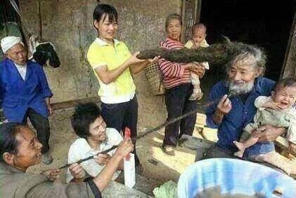 大爺「50年從未洗過頭」，村民強行「花5個小時」給他洗頭後嚇一跳！