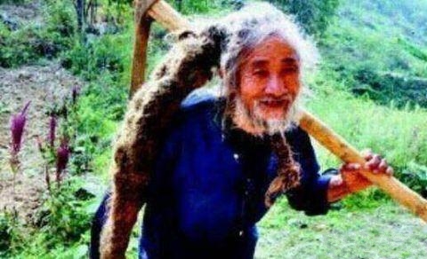 大爺「50年從未洗過頭」，村民強行「花5個小時」給他洗頭後嚇一跳！