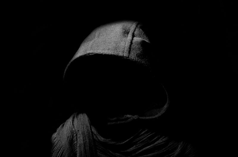 全身僵硬！阿兵哥半夜「舌頭被拉長」看醫生都沒用　急送到廟裡「乩童愣住」：連王爺也沒辦法