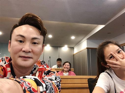 女友開口「借我一百萬」！紅毛霸氣「掏空白支票」任她填　多年後再相遇卻尷尬了