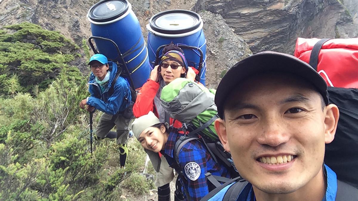 20年前救命恩不曾忘！醫師努力「送加壓艙上高山」被笑憨人   「3年半成功救7命」網友大讚：善的循環