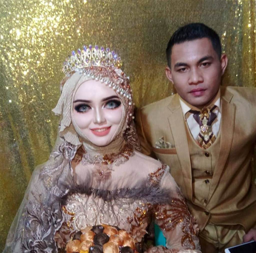 一次娶兩個老婆？黑肉底新娘化妝成芭比娃娃，「超浮誇妝容」網看呆：白天晚上雙重感受