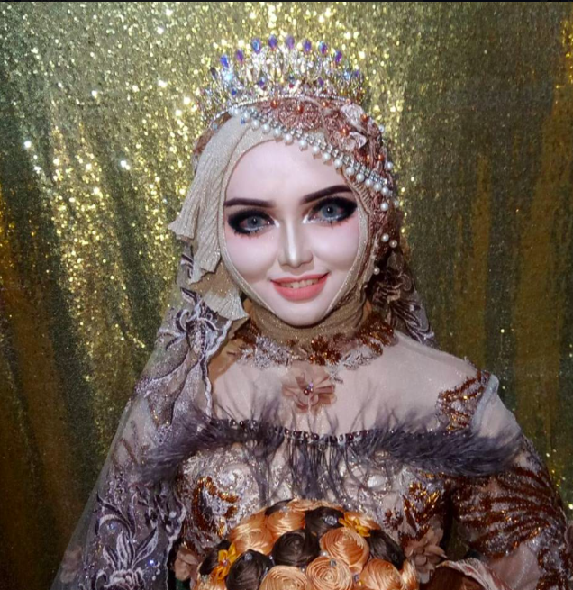 一次娶兩個老婆？黑肉底新娘化妝成芭比娃娃，「超浮誇妝容」網看呆：白天晚上雙重感受
