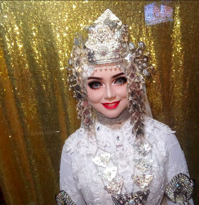 一次娶兩個老婆？黑肉底新娘化妝成芭比娃娃，「超浮誇妝容」網看呆：白天晚上雙重感受