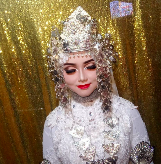 一次娶兩個老婆？黑肉底新娘化妝成芭比娃娃，「超浮誇妝容」網看呆：白天晚上雙重感受