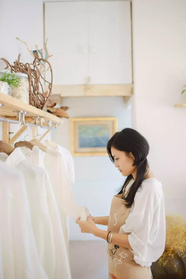 美女搬進山裡「靠撿破爛900天」進行舊屋大改造！老房子搖身一變成「典雅豪宅」結果讓人驚艷