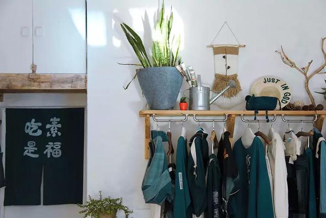 美女搬進山裡「靠撿破爛900天」進行舊屋大改造！老房子搖身一變成「典雅豪宅」結果讓人驚艷