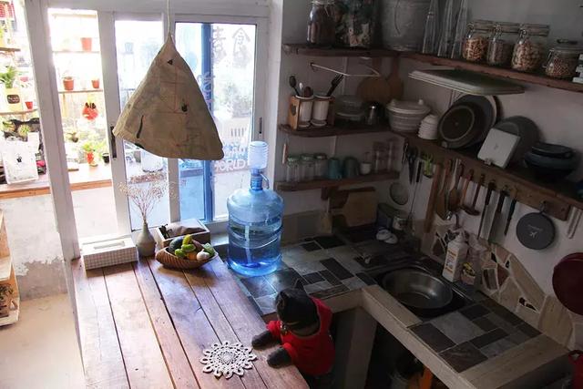 美女搬進山裡「靠撿破爛900天」進行舊屋大改造！老房子搖身一變成「典雅豪宅」結果讓人驚艷