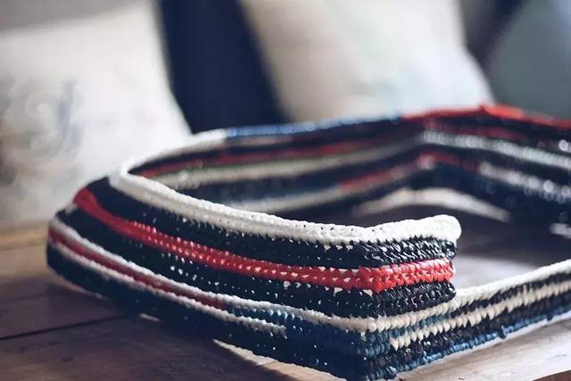 美女搬進山裡「靠撿破爛900天」進行舊屋大改造！老房子搖身一變成「典雅豪宅」結果讓人驚艷