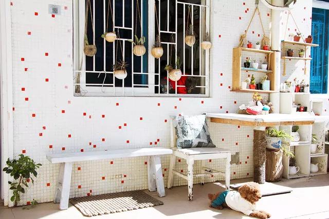 美女搬進山裡「靠撿破爛900天」進行舊屋大改造！老房子搖身一變成「典雅豪宅」結果讓人驚艷