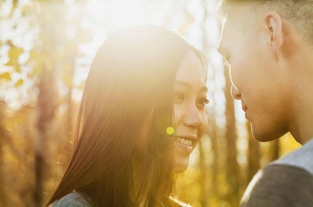 和老公同居2年「他從不出錢交房租水電」！我要離婚他卻「指著床底叫我看」一瞬間我懵了