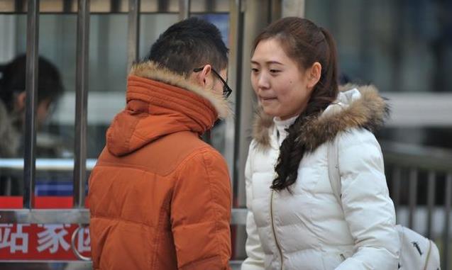 和老公同居2年「他從不出錢交房租水電」！我要離婚他卻「指著床底叫我看」一瞬間我懵了