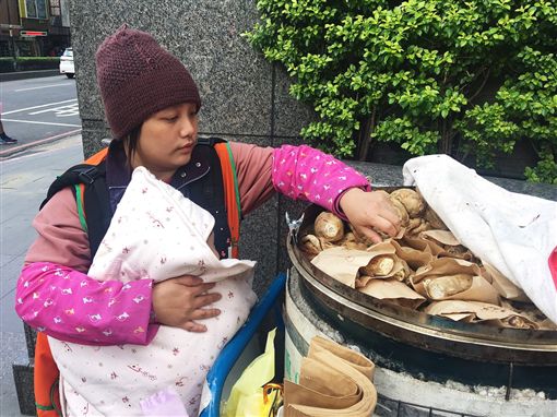 小媽媽被拋棄！分娩前一周「男友落跑斷聯」她含淚賣地瓜　遭路人嫌棄「帶小孩吃苦」：也是萬不得已