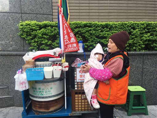 小媽媽被拋棄！分娩前一周「男友落跑斷聯」她含淚賣地瓜　遭路人嫌棄「帶小孩吃苦」：也是萬不得已