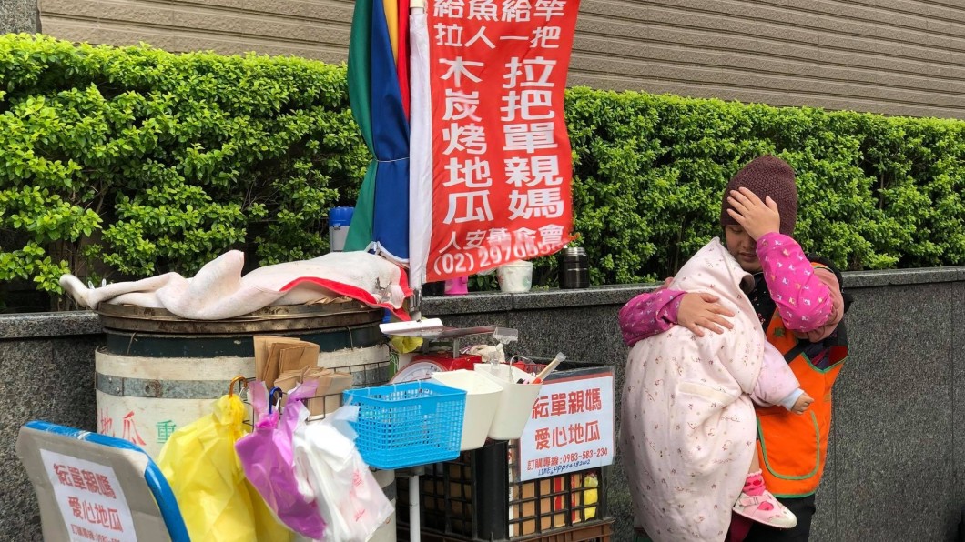 小媽媽被拋棄！分娩前一周「男友落跑斷聯」她含淚賣地瓜　遭路人嫌棄「帶小孩吃苦」：也是萬不得已