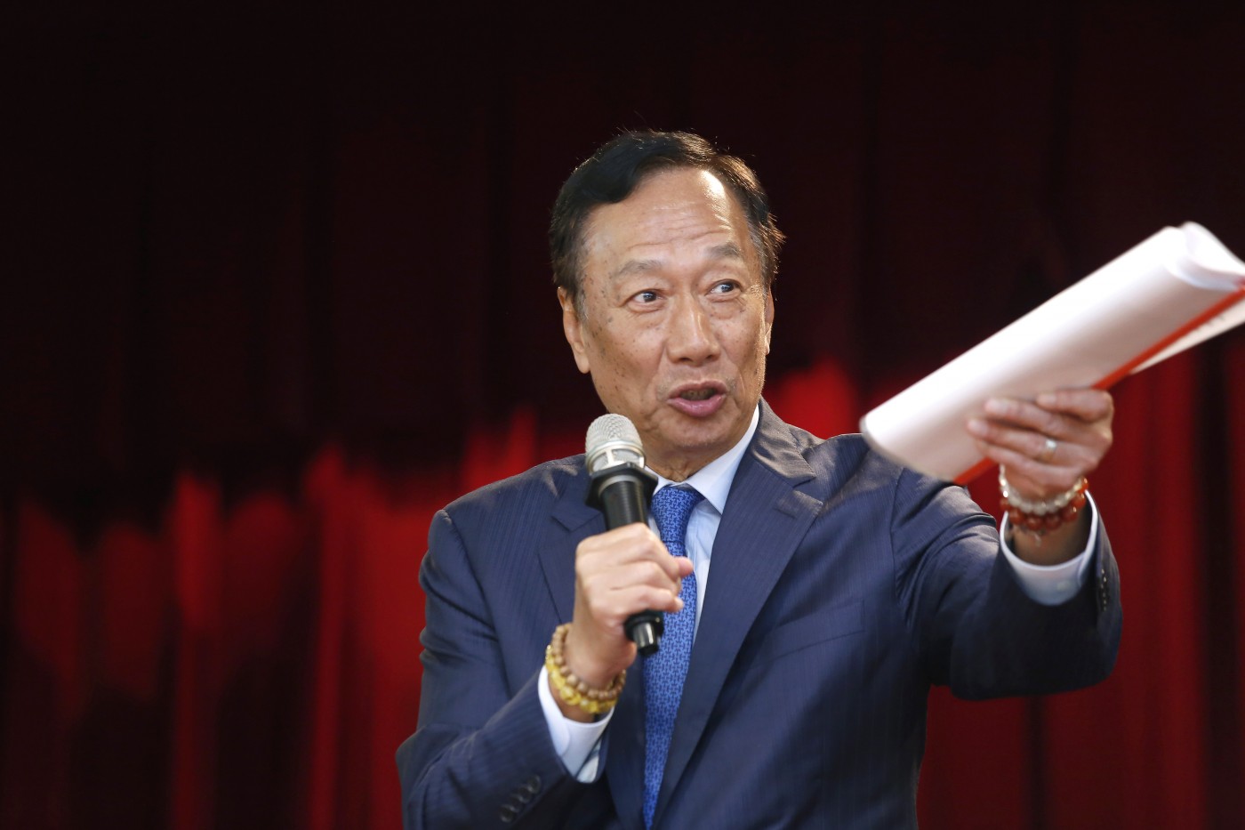 台灣新首富出爐！他身價1620億「擠下郭台銘」　鴻海大跌「蒸發500億」連蘋果都救不了　