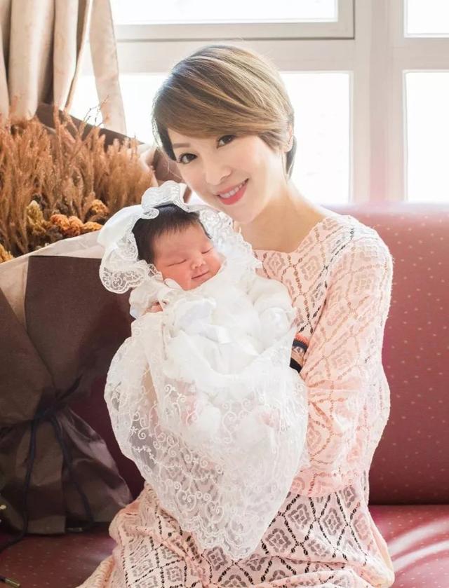 曾小產兩次！44歲女星結婚8年終成人母　「高齡產女」只盼孩子健康長大
