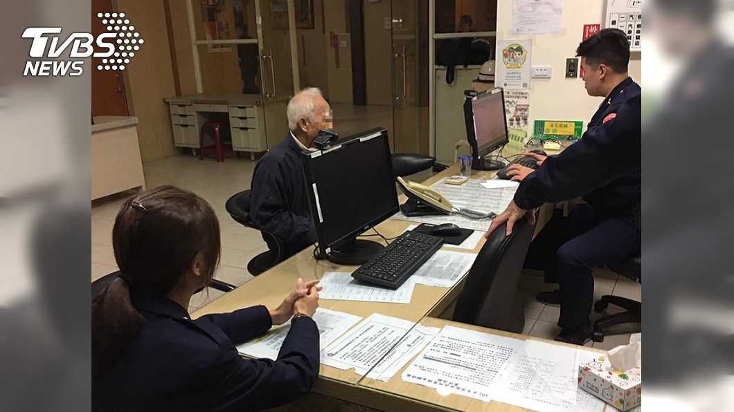 生日孤單一個人...「82歲老翁腳踏車散心」迷路好慌  「暖警陪伴返家」淚崩：謝謝你們陪我說話