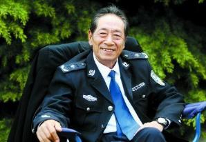 40歲才當演員！「二婚娶小37歲嬌妻」曾不被看好　如今72歲為養家堅持不用替身