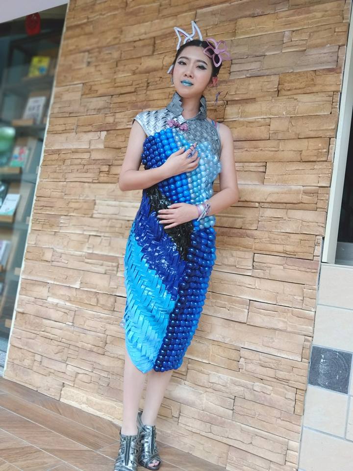 國三生花20小時扭出「2公尺高巨型麒麟」！前作更狂「自製旗袍直接穿身上」上萬人跪著看：新台灣之光