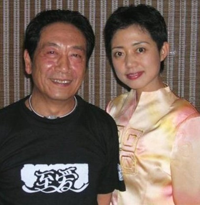 40歲才當演員！「二婚娶小37歲嬌妻」曾不被看好　如今72歲為養家堅持不用替身