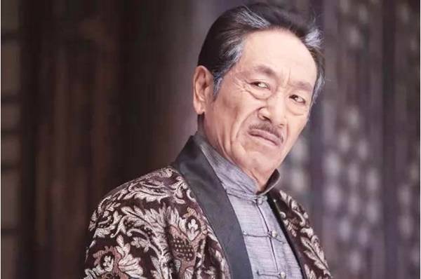 40歲才當演員！「二婚娶小37歲嬌妻」曾不被看好　如今72歲為養家堅持不用替身