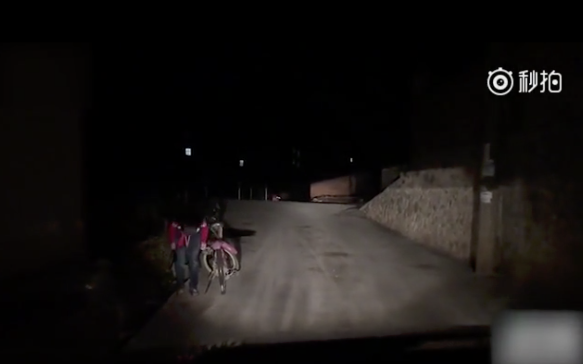 暖哭！司機在後面「照亮」夜間山路   騎自行車小男孩「轉身一個舉動」網友讚爆