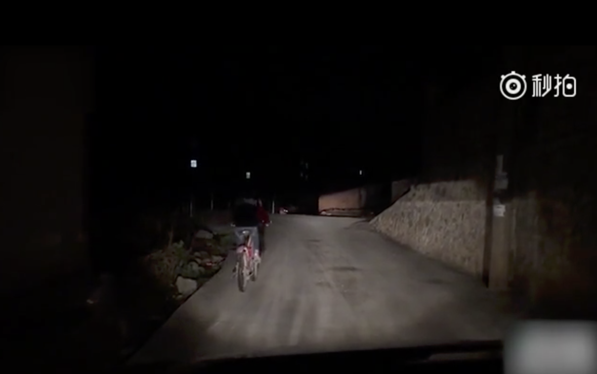 暖哭！司機在後面「照亮」夜間山路   騎自行車小男孩「轉身一個舉動」網友讚爆