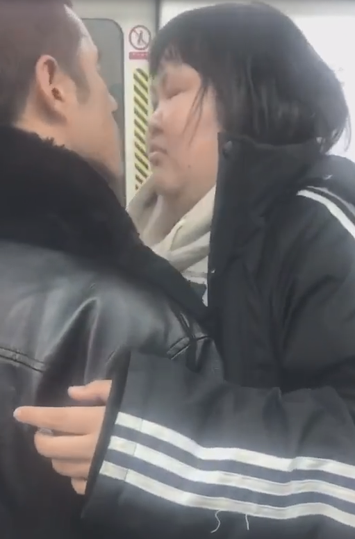 男友電車上「狂啾肉肉女友」被狠罵：在啃豬頭？　知情人士爆「超辛酸真相」全網沈默：真男人