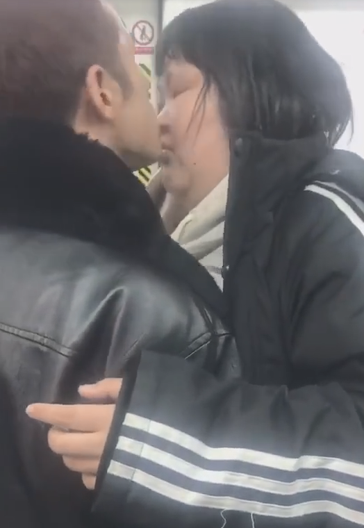 男友電車上「狂啾肉肉女友」被狠罵：在啃豬頭？　知情人士爆「超辛酸真相」全網沈默：真男人