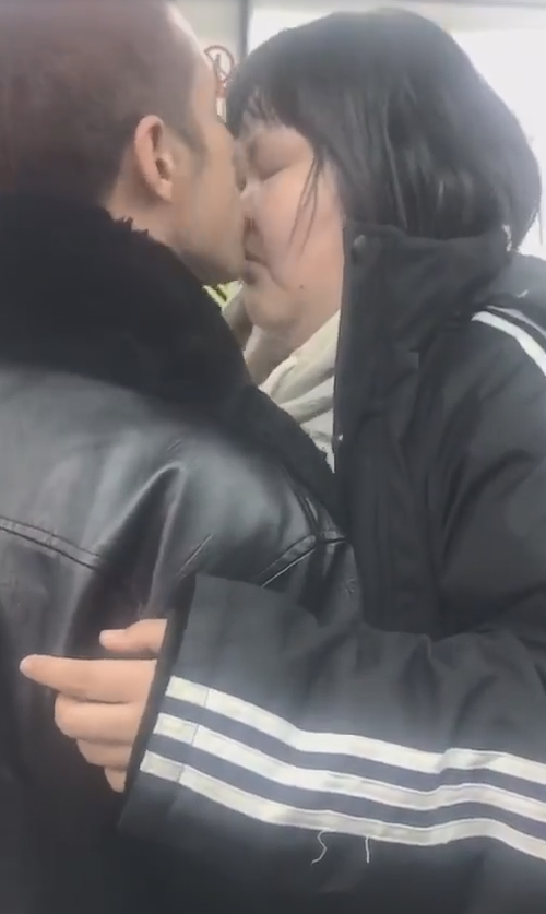 男友電車上「狂啾肉肉女友」被狠罵：在啃豬頭？　知情人士爆「超辛酸真相」全網沈默：真男人
