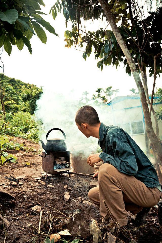 30歲小夫妻看盡世間百態「辭工作賣房」赴世外桃源!「隱居深山」養馬劈柴相愛到老