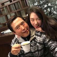 檢場氣噗噗！16歲女兒留學「偷跑夜店被抓包」還說謊　他立馬飛美國「月砸18萬監控」