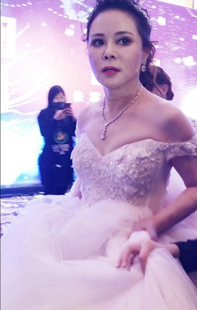 好會保養！天后媽媽「當阿嬤還是超正」身材不輸女兒　深邃五官「激似混血兒」網：說是姐姐我都信