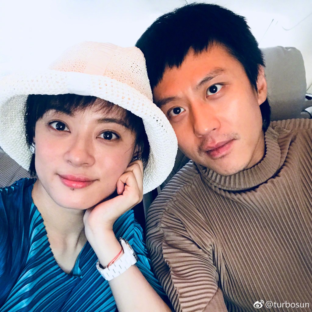 好會保養！天后媽媽「當阿嬤還是超正」身材不輸女兒　深邃五官「激似混血兒」網：說是姐姐我都信