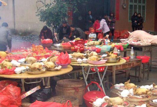 你知道嗎？拜土地公不僅要買「這三種」貢品，還要說「這句話」！拜對了才會財源滾滾！