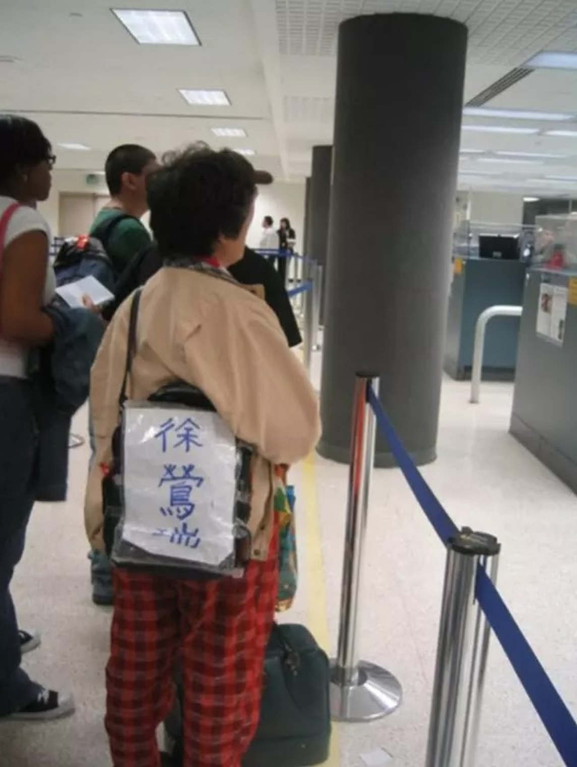 母愛闖天涯！台灣阿嬤「為幫女兒坐月子」轉4班機到委內瑞拉  「三語小抄緊握在手」不敢丟網友淚崩