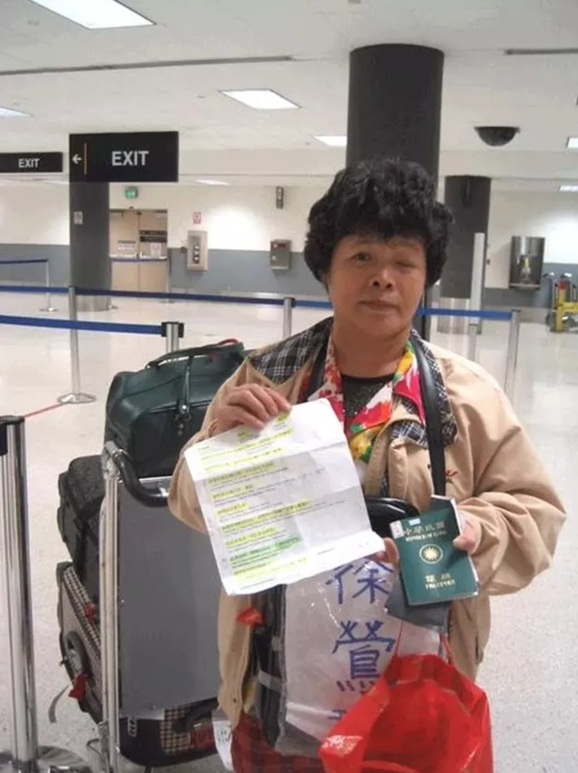 母愛闖天涯！台灣阿嬤「為幫女兒坐月子」轉4班機到委內瑞拉  「三語小抄緊握在手」不敢丟網友淚崩