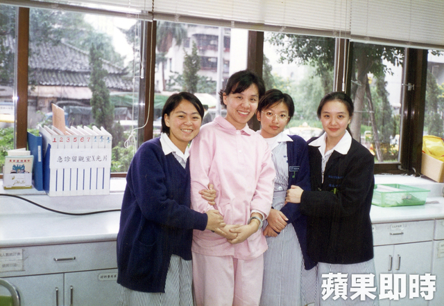 15年我很想妳！妻「救人抗SARS」離開  夫女憶往秒淚崩…哭謝「嚴凱泰相助」