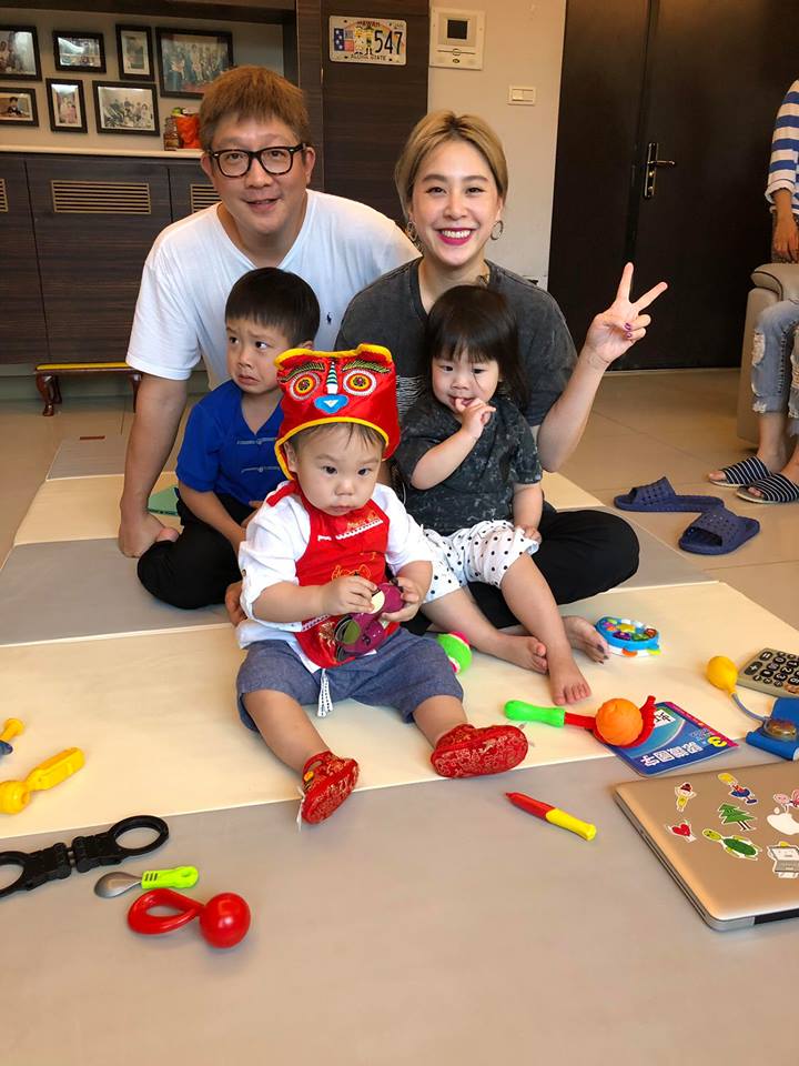 黃小柔淚憶「2歲爸媽離婚」每次見面都偷偷離開　照顧三兒女「對自己沒自信」差點崩潰