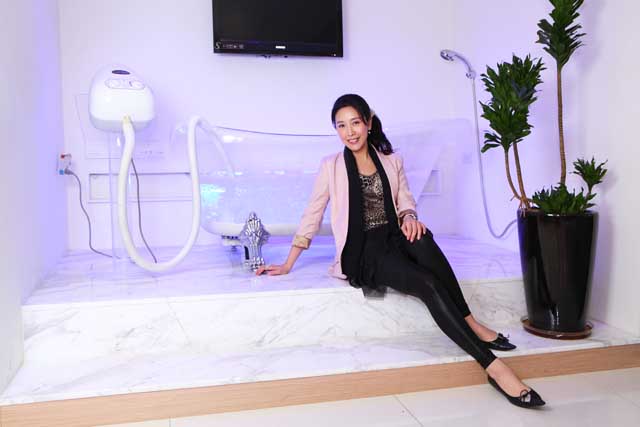 健康亮紅燈！方岑「當紅時期息影轉行」如今「月營業額200萬坐擁兩房」幸福甜喊：他很疼我