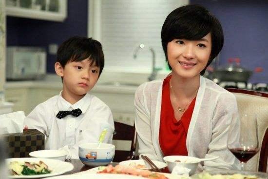 丈夫意外走了老婆想把「9歲繼子送走」！無意間翻到孩子的「一篇日記」讓她改變主意