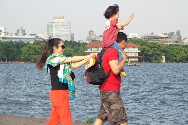 丈夫意外走了老婆想把「9歲繼子送走」！無意間翻到孩子的「一篇日記」讓她改變主意