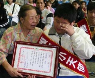 父母離異一走了之！少年與阿嬤「拾荒維生」住3坪房吃剩菜  上台一句「謝謝阿嬤」秒淚崩