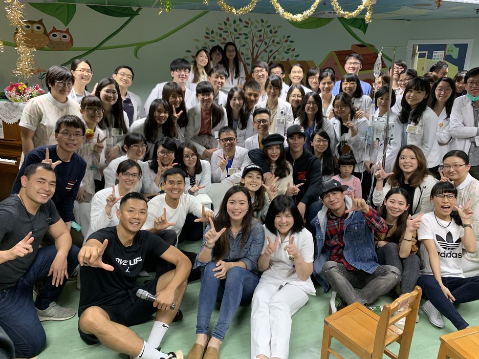 行善度過低潮！彭于晏被病童封為「甜甜圈哥哥」　持續10年「堅守對孩童暖心承諾」粉絲讚：沒愛錯人